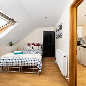https://s6-ensuite-loft-studio-space-sandycroft-guest-house.cambridgehotelsuk.com