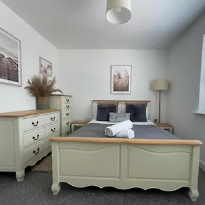 https://barry-waterfront-stays.cardiffhotelswales.com